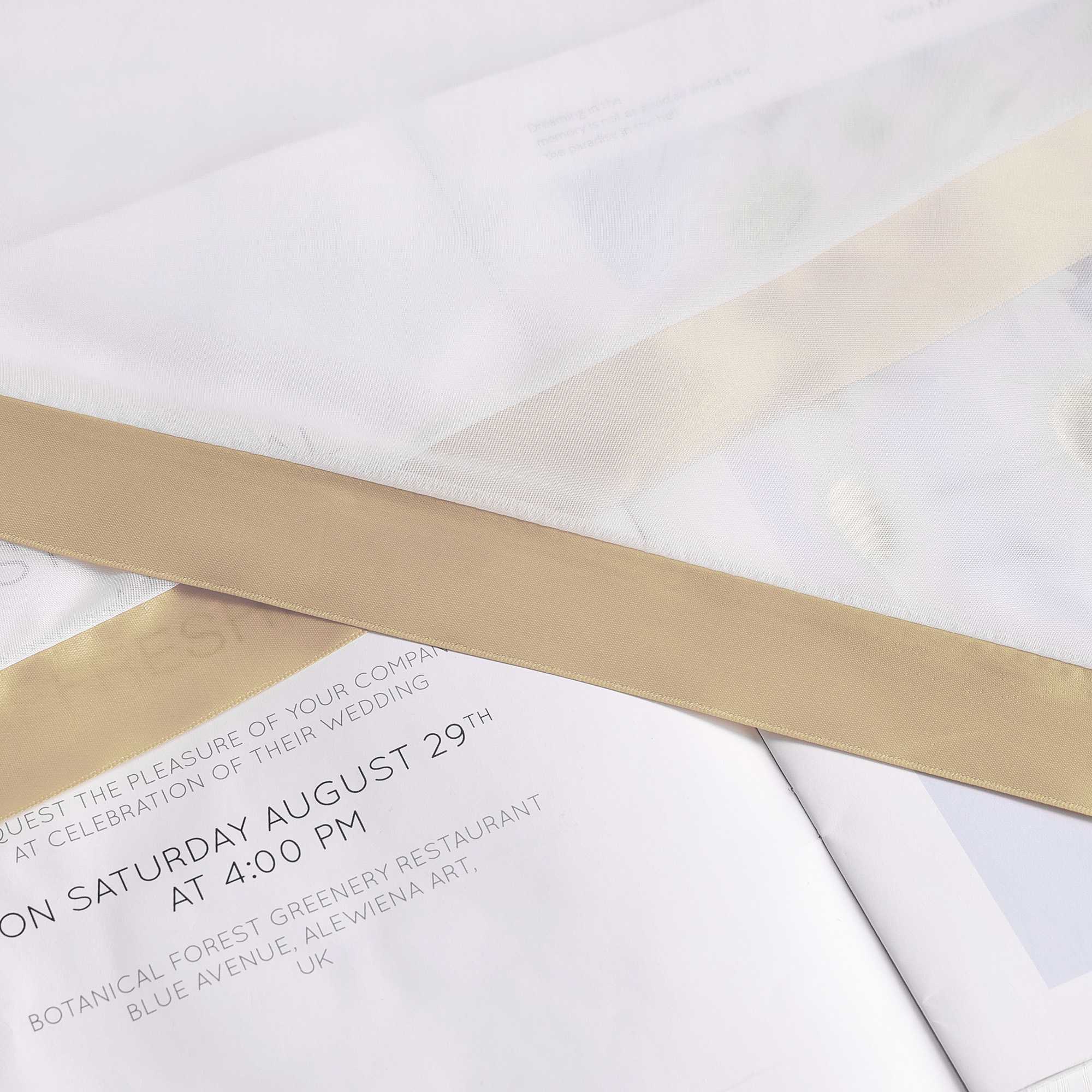 Scheibegardiene mit Wellenkante und Satinband