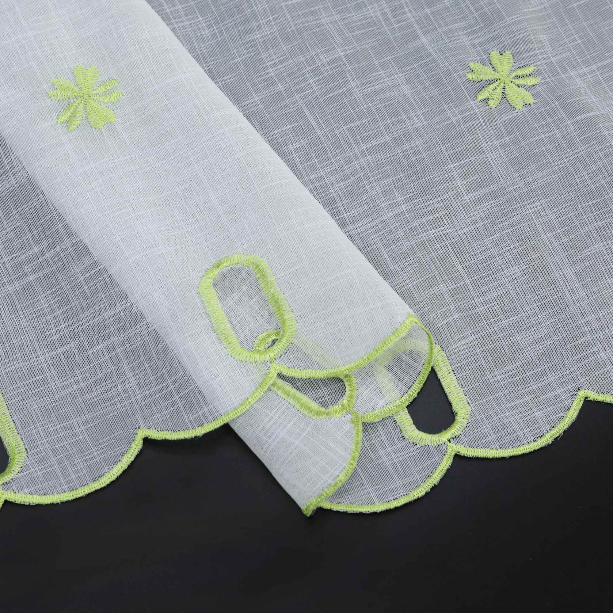 Scheibengardinen mit kleinen Blumenmuster Stickerei im Landhausstil