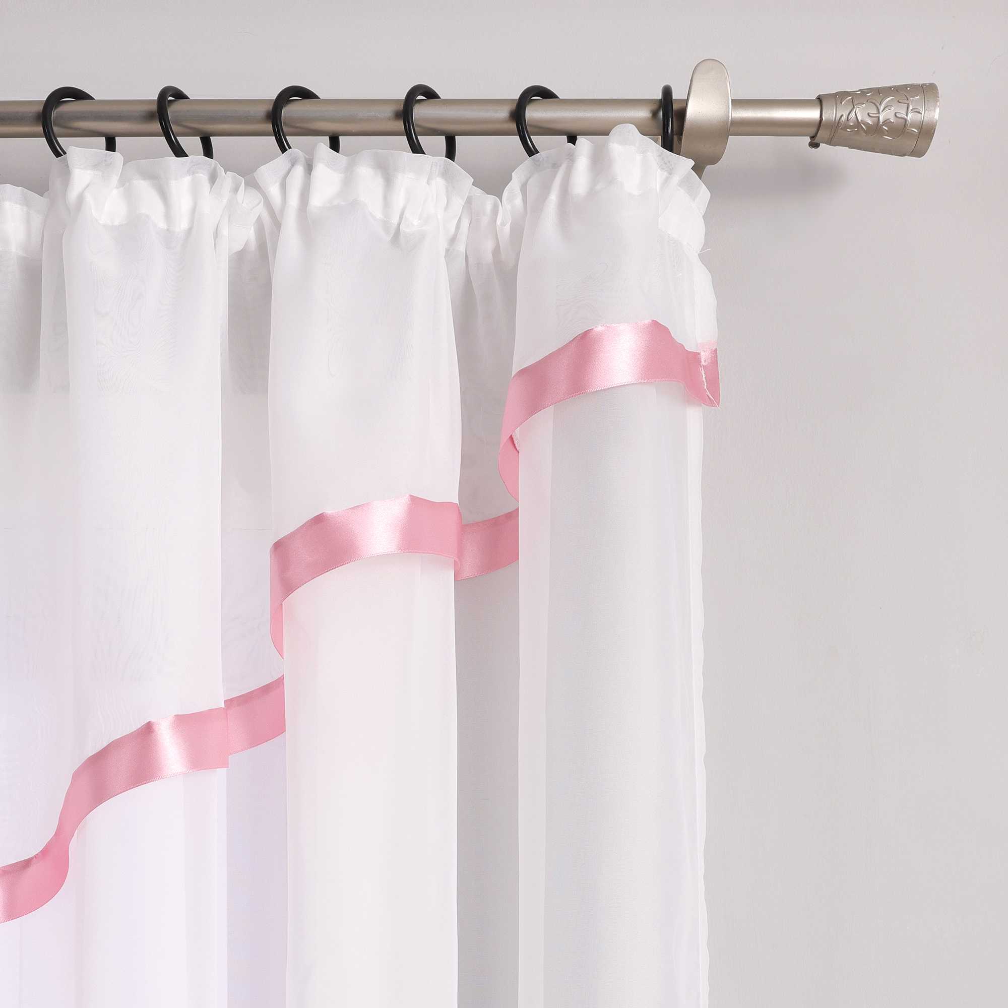 Scheibegardiene mit Wellenkante und Satinband