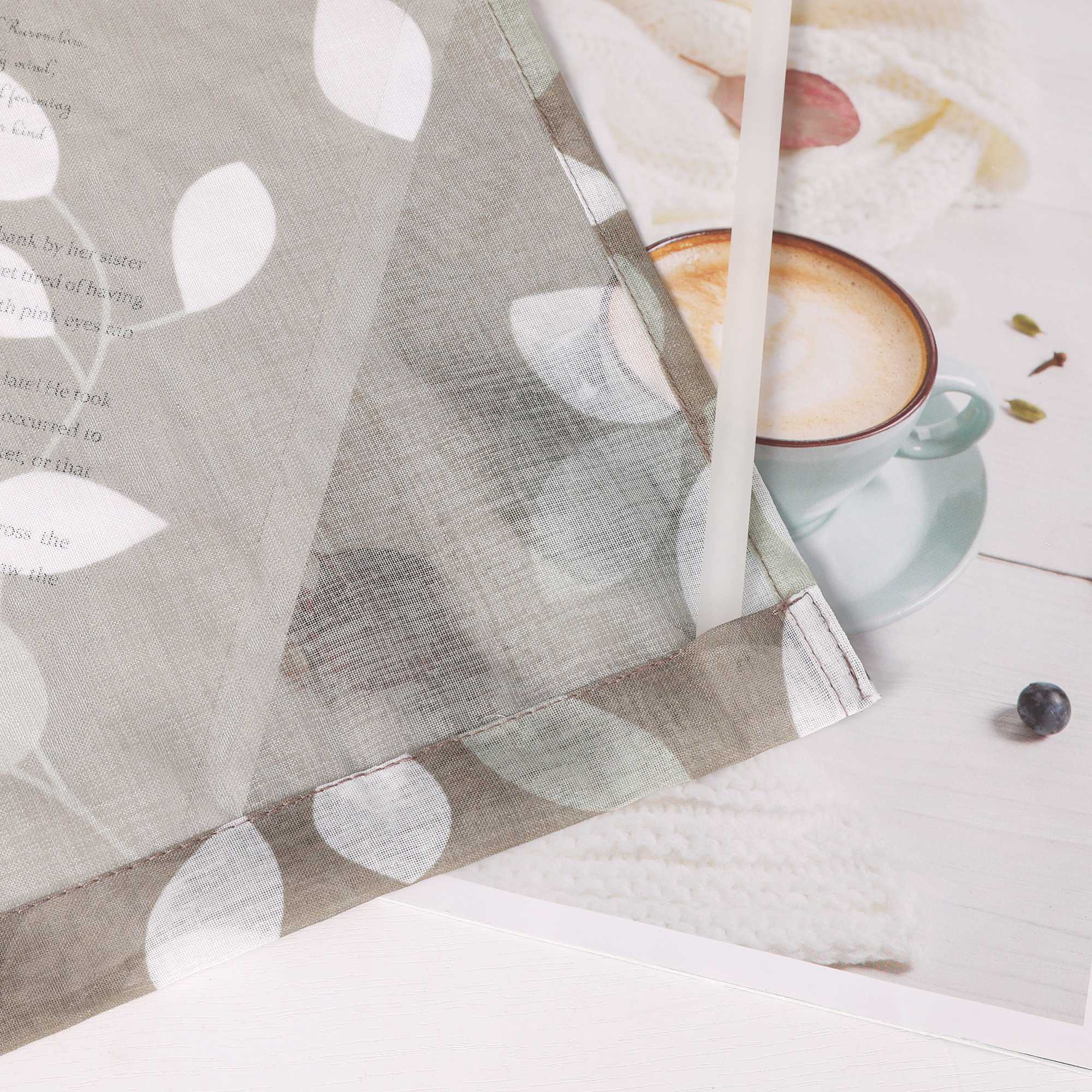 Halbtransparente Schiebegardinen Klettbandschal mit braunem Blättermuster Lichtdurchlässig 2er Set