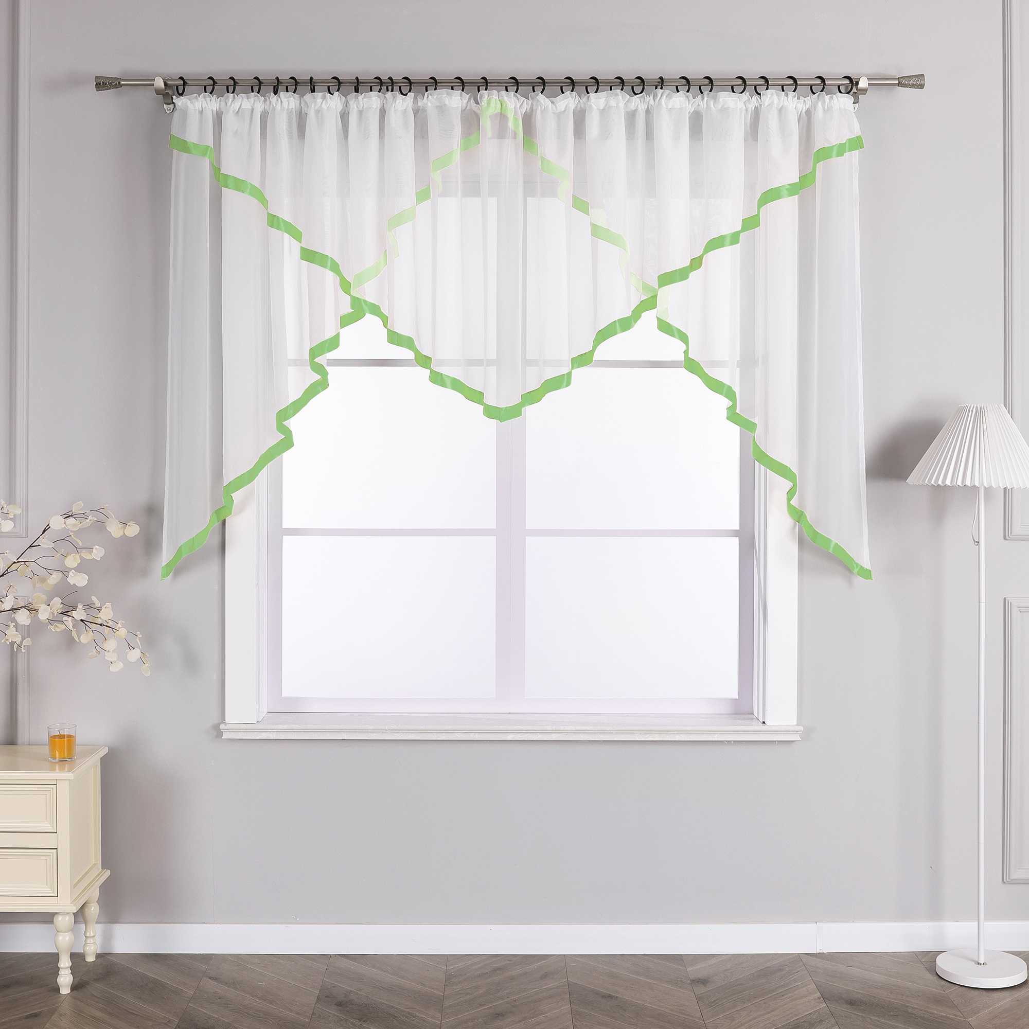 Scheibegardiene mit Wellenkante und Satinband