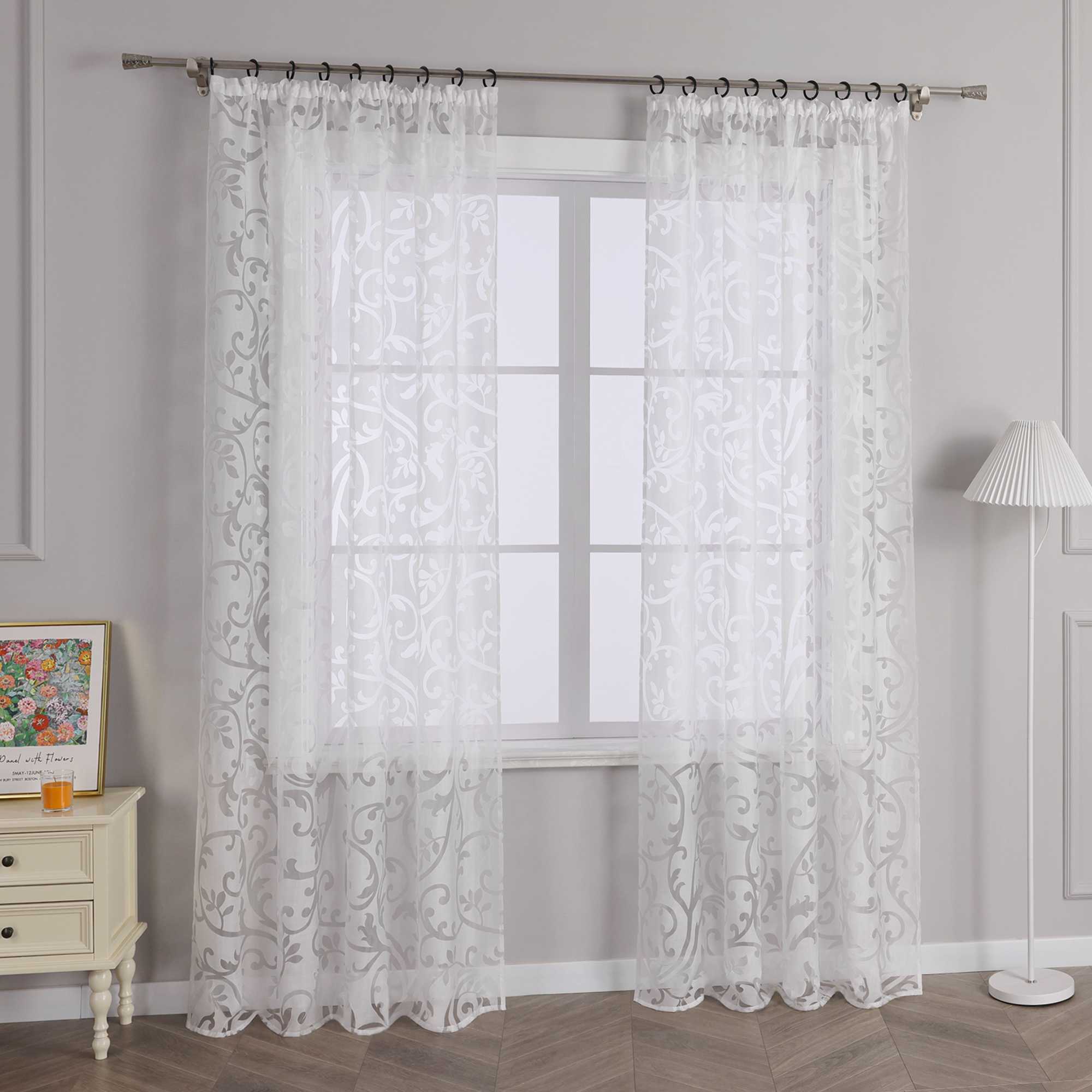 Transparente Vorhang mit Rankenmuster