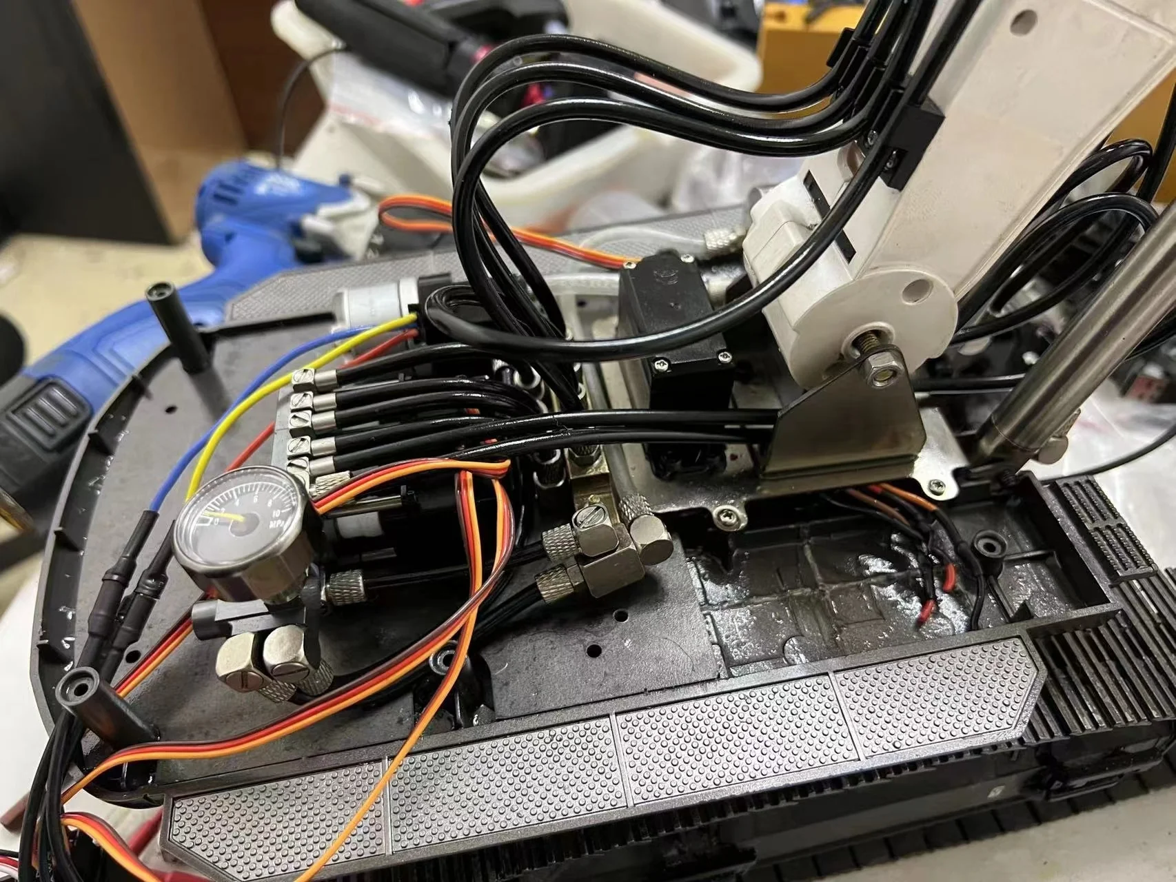 Hydraulic Metal Boom Bracket Fixed Cylinder with Rotary Servo for Huina Excavators