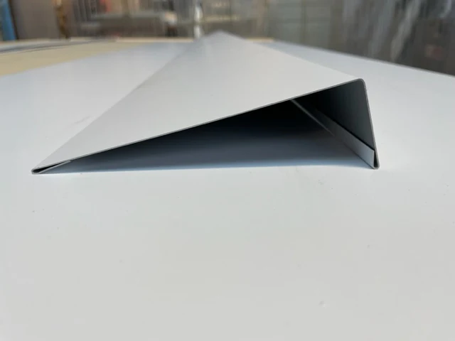 External Angle capping, Flashing 140 x 40mm complete with safe edge