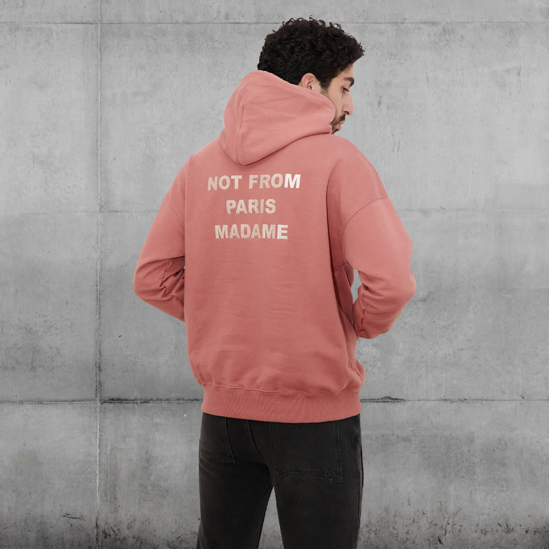 LE HOODIE SLOGAN SCARLET by Drole De Monsieur