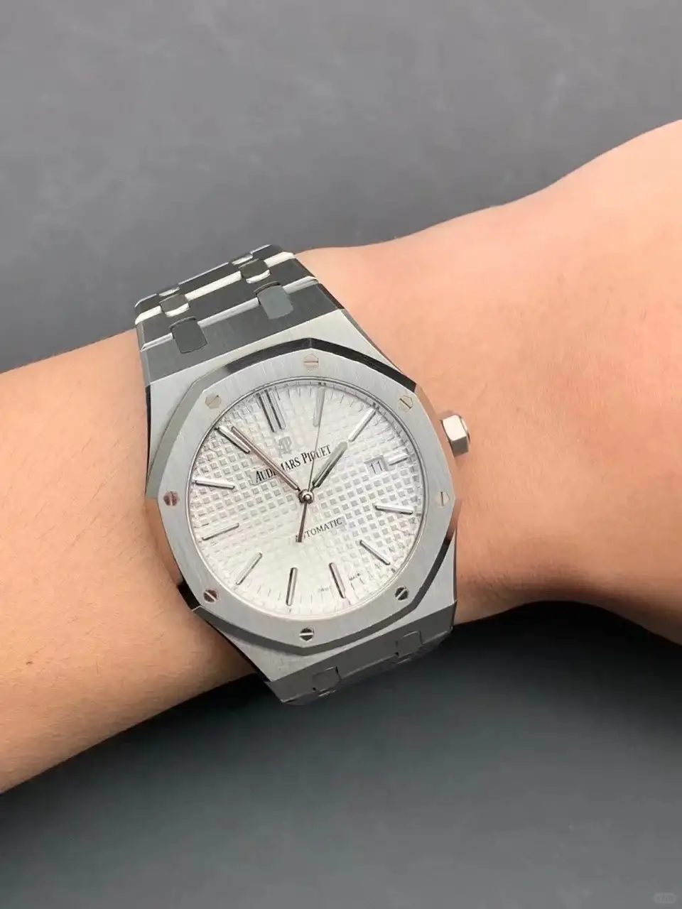 Audemars Piguet Royal Oak Selfwinding Silver 15400ST.OO.1220ST.02