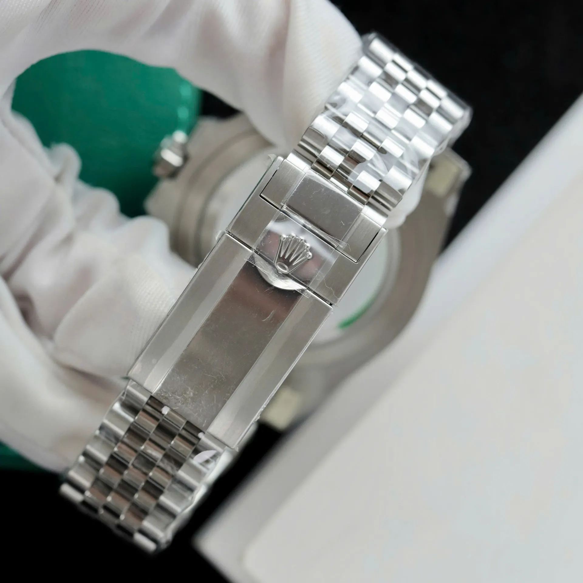 Superclone Rolex GMT-Master II 40 mm 126729VTNR Jubilee “Absinthe”