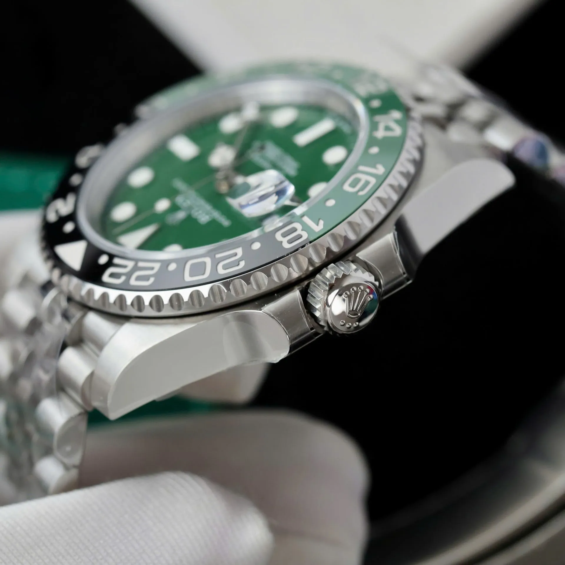 Superclone Rolex GMT-Master II 40 mm 126729VTNR Jubilee “Absinthe”