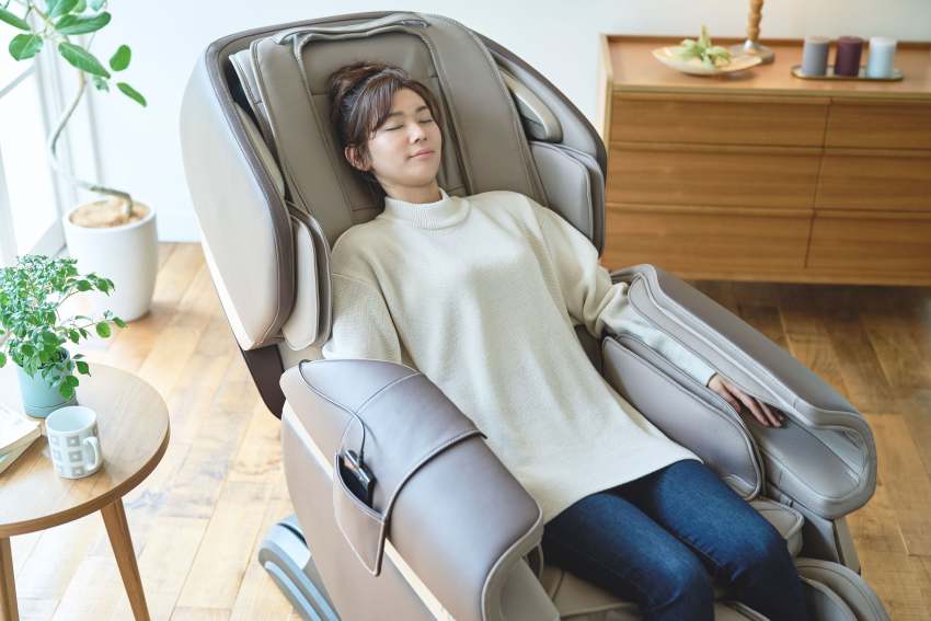 Fujiiryoki Calm Plus Flex Frame SL Track Massage Chair w/ Touchscreen Remote