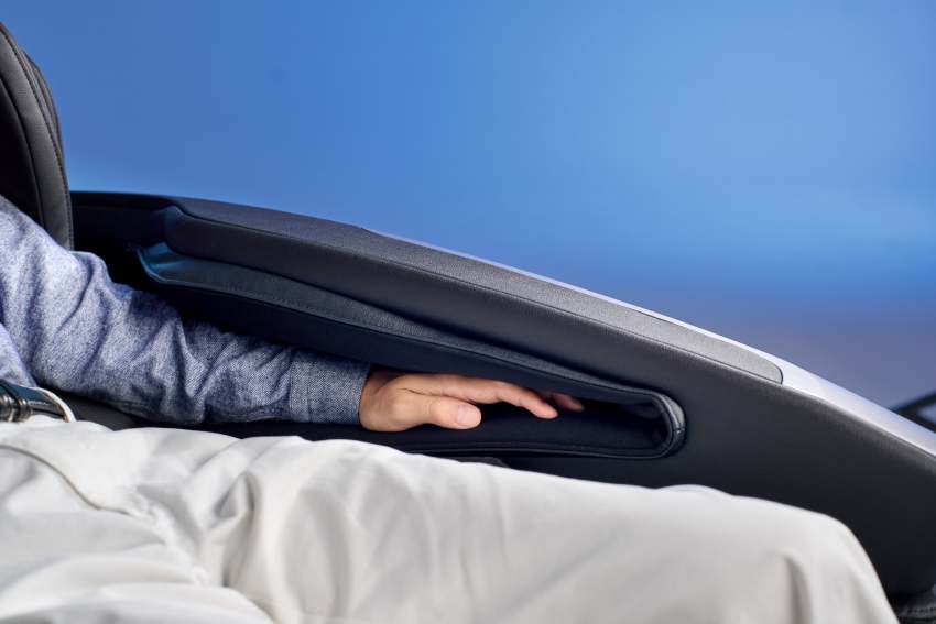 Fujiiryoki Cyber Relax Ai Made in Japan 5D Ai Ultra Premium Massage Chair