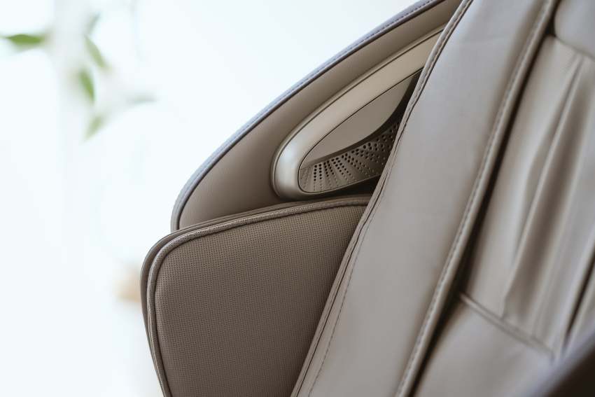 Fujiiryoki Calm Plus Flex Frame SL Track Massage Chair w/ Touchscreen Remote