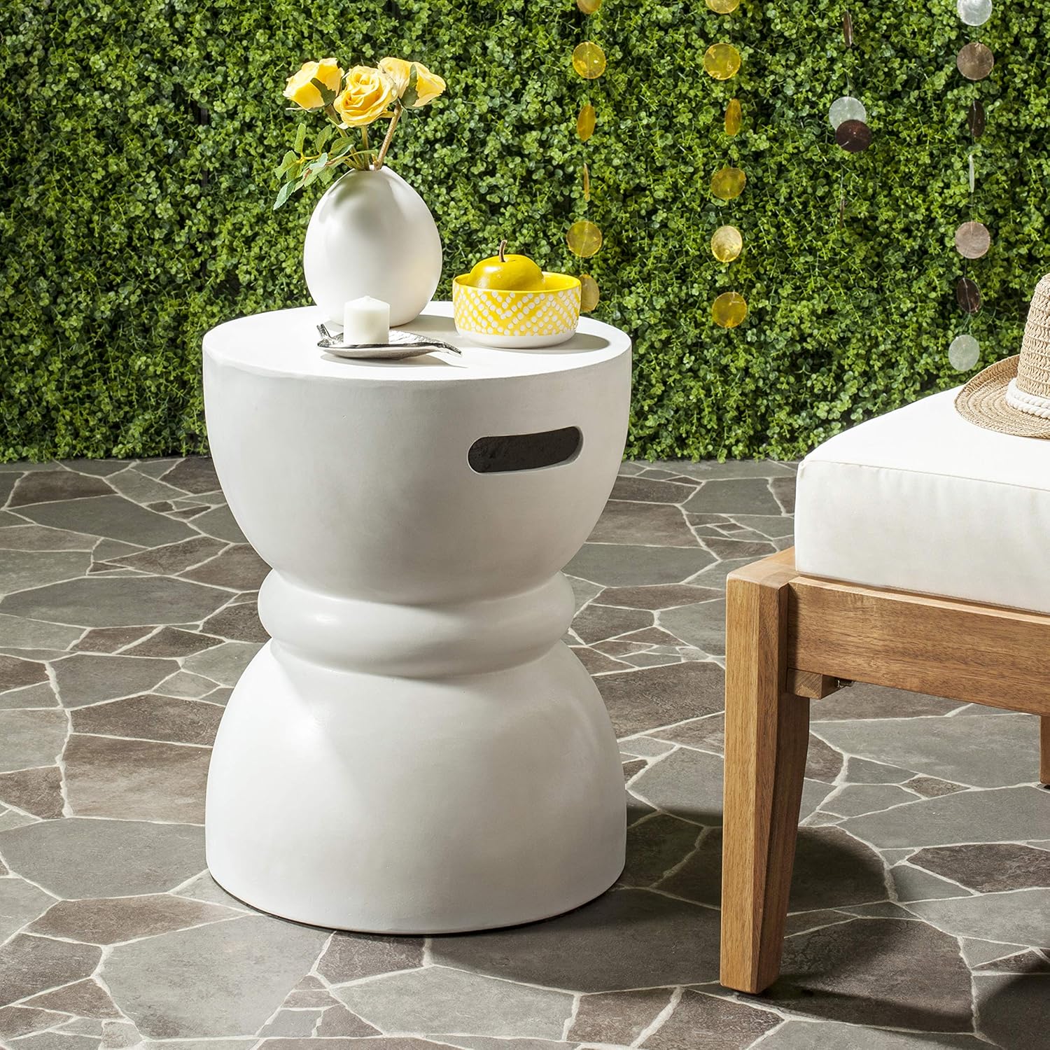 SAFAVIEH Outdoor Collection Haruki Modern Ivory Concrete Round Accent Table (Fully Assembled)