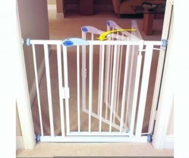 Bettacare - Auto Close White Pressure Fit Stair Gate Extra Narrow 61 - 67.5 cm