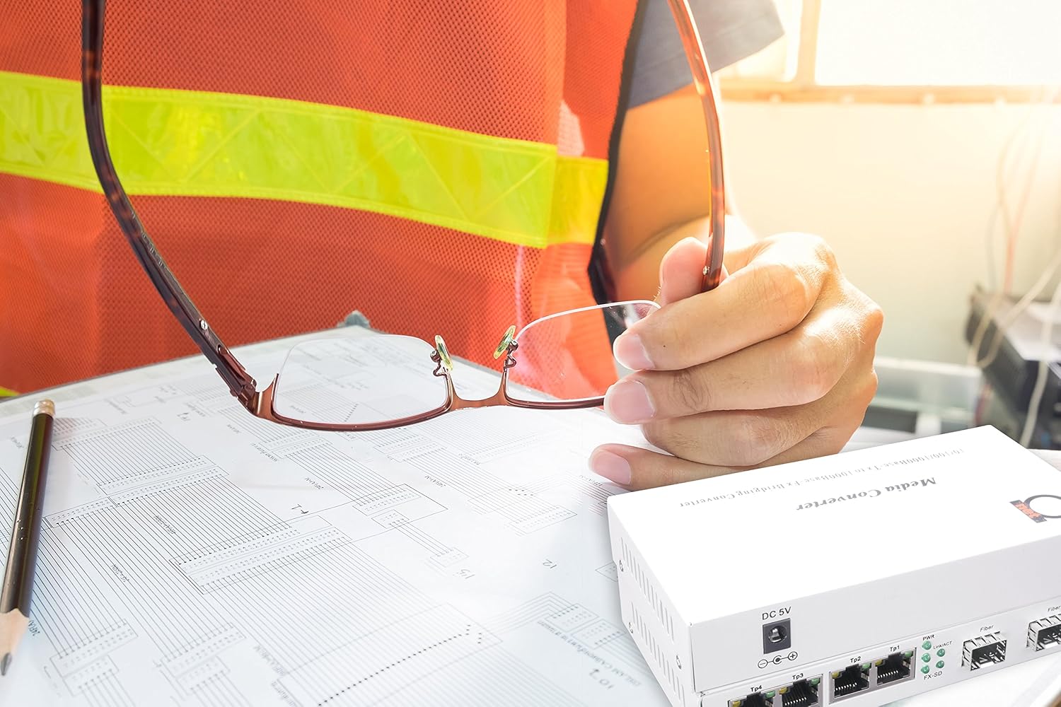 2 x Open SFP Slot + 4 x UTP Cat5e/Cat6 10/100/1000 Copper Ports - Gigabit Ethernet - Fiber Media Converter - Mini Switch - AutoSensing - SFP Slot Supporting Any Mini GBIC/SFP Gigabit Type Pack of 2