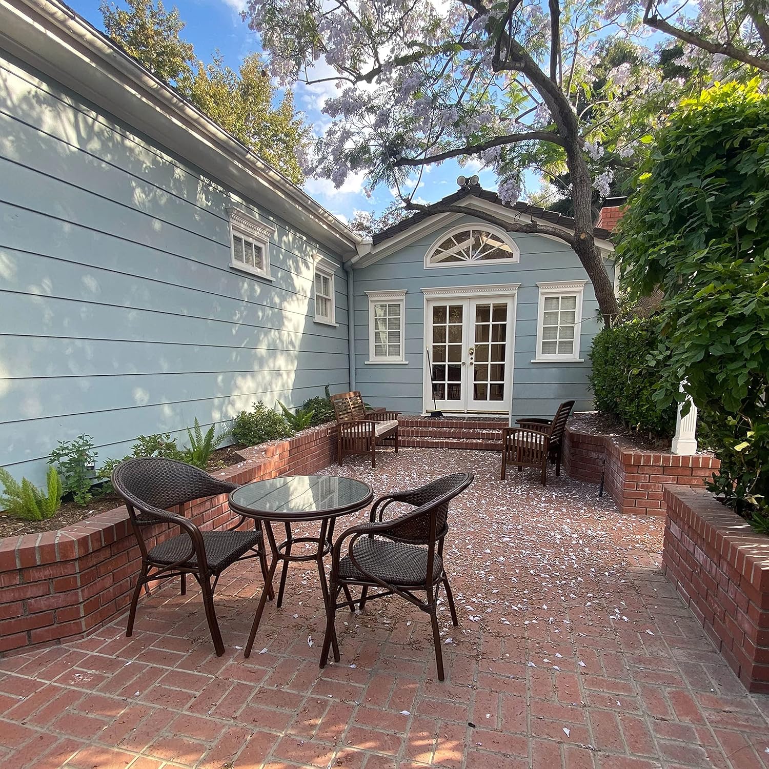 PURPLE LEAF French Patio Bistro Set Rattan Aluminum 3 Pieces with Armchairs and Tempered Glass Top Bistro Table for Patio Lawn Garden Backyard Deck Porch Balcony Outdoor Bistro Set, Brown