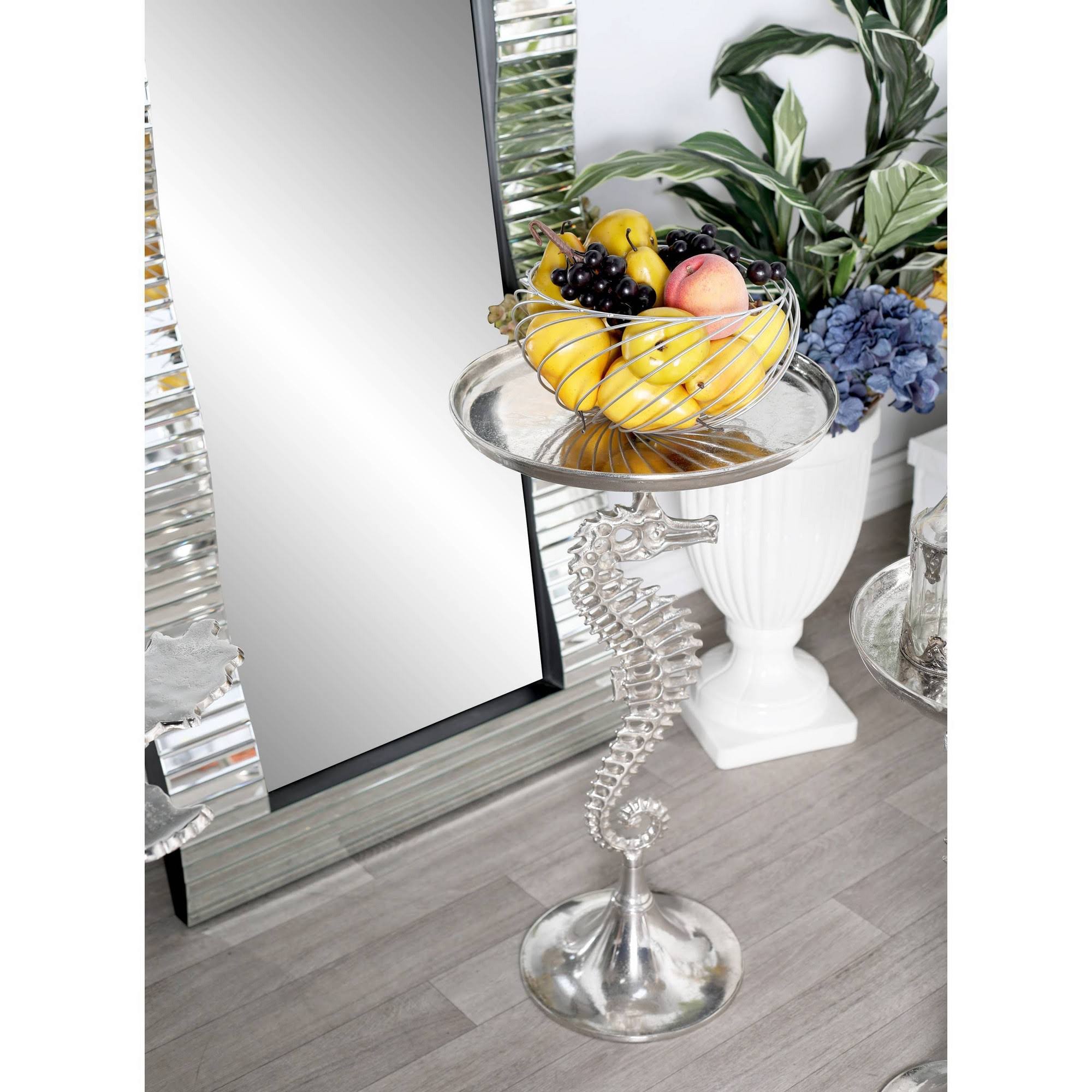 Decmode 27 inch Coastal Aluminum Seahorse-Inspired Round Accent Table, Silver