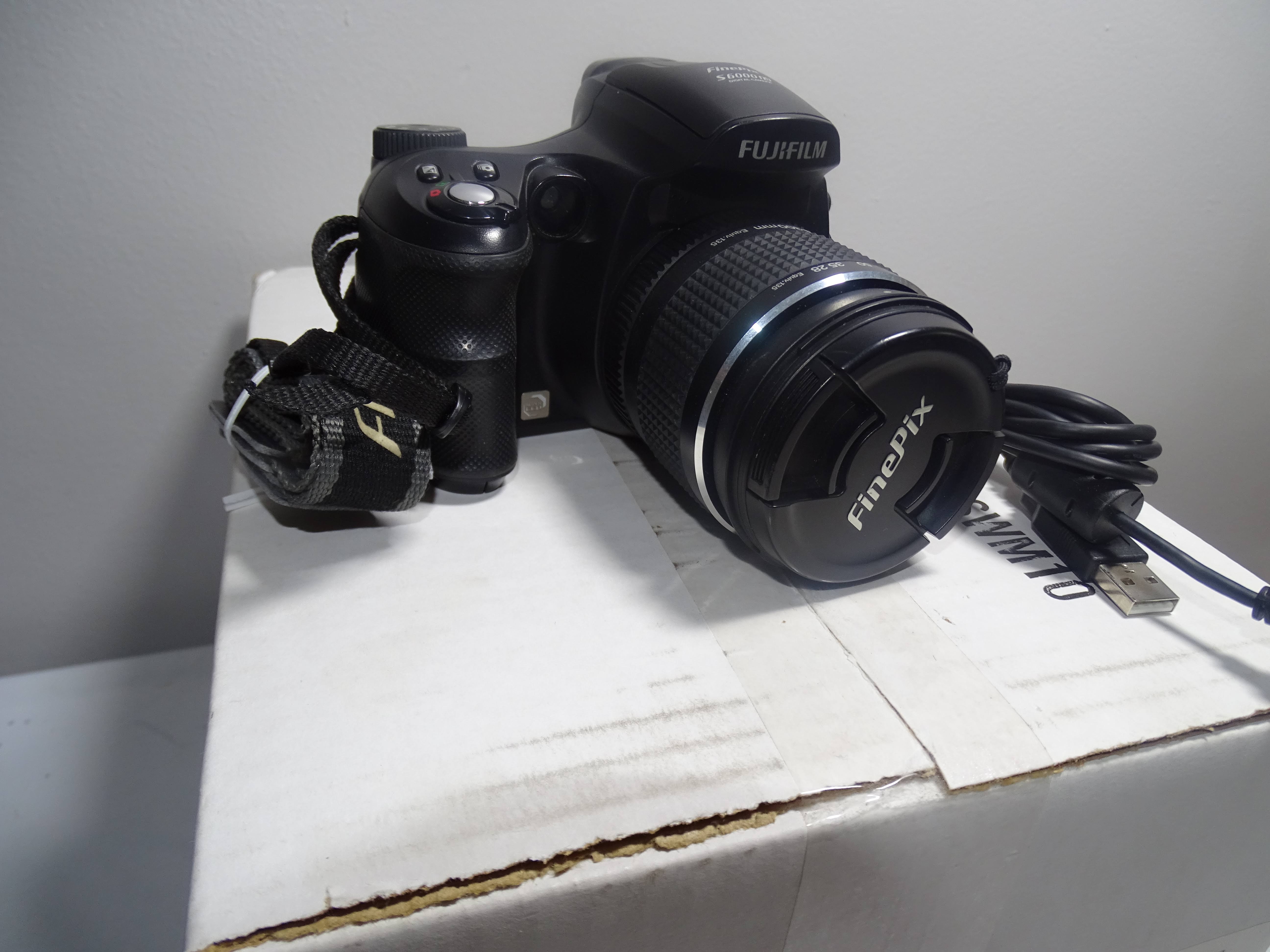 Fujifilm FinePix S6000fd 6.3 MP Compact Digital Camera