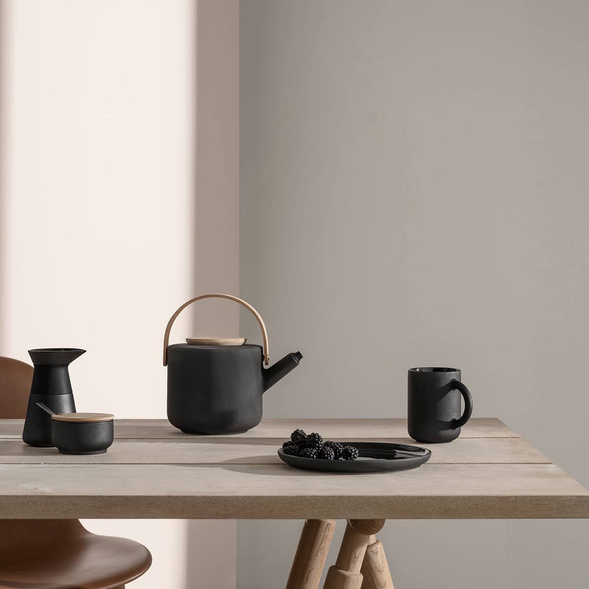 Stelton - Theo Plate, &Oslash; 22 cm / Black (Set of 2)