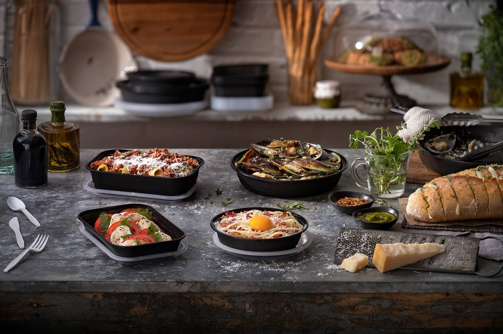 EarthChoice Versa2Go Microwaveable Containers, 27 oz, 8.4 x 5.6 x 1.4, Black-clear, 150-carton