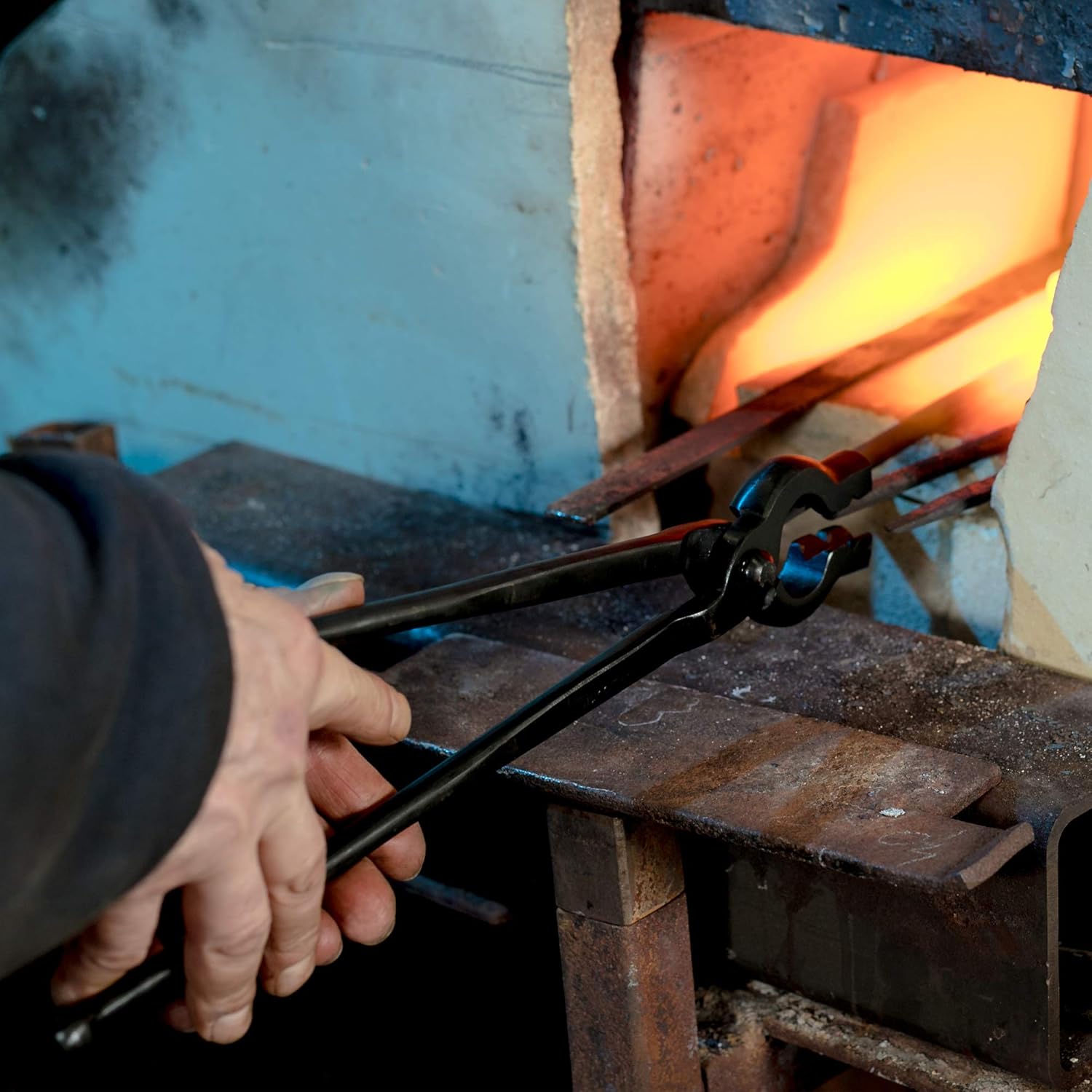 Caliburn Small V-Bit Blacksmith Tongs (14.5