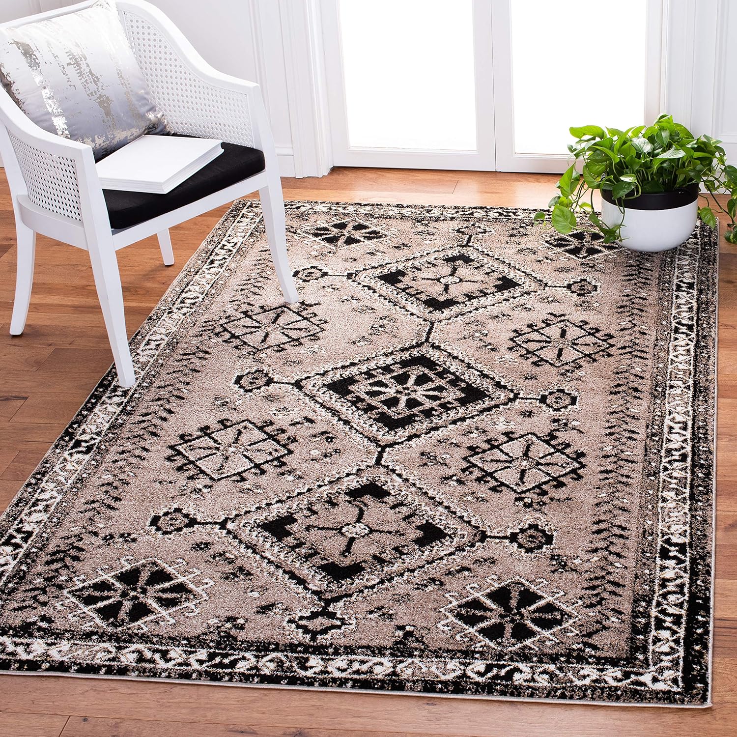 SAFAVIEH Vintage Hamadan Collection VTH293T Oriental Distressed Non-Shedding Living Room Dining Bedroom Area Rug, 5'3