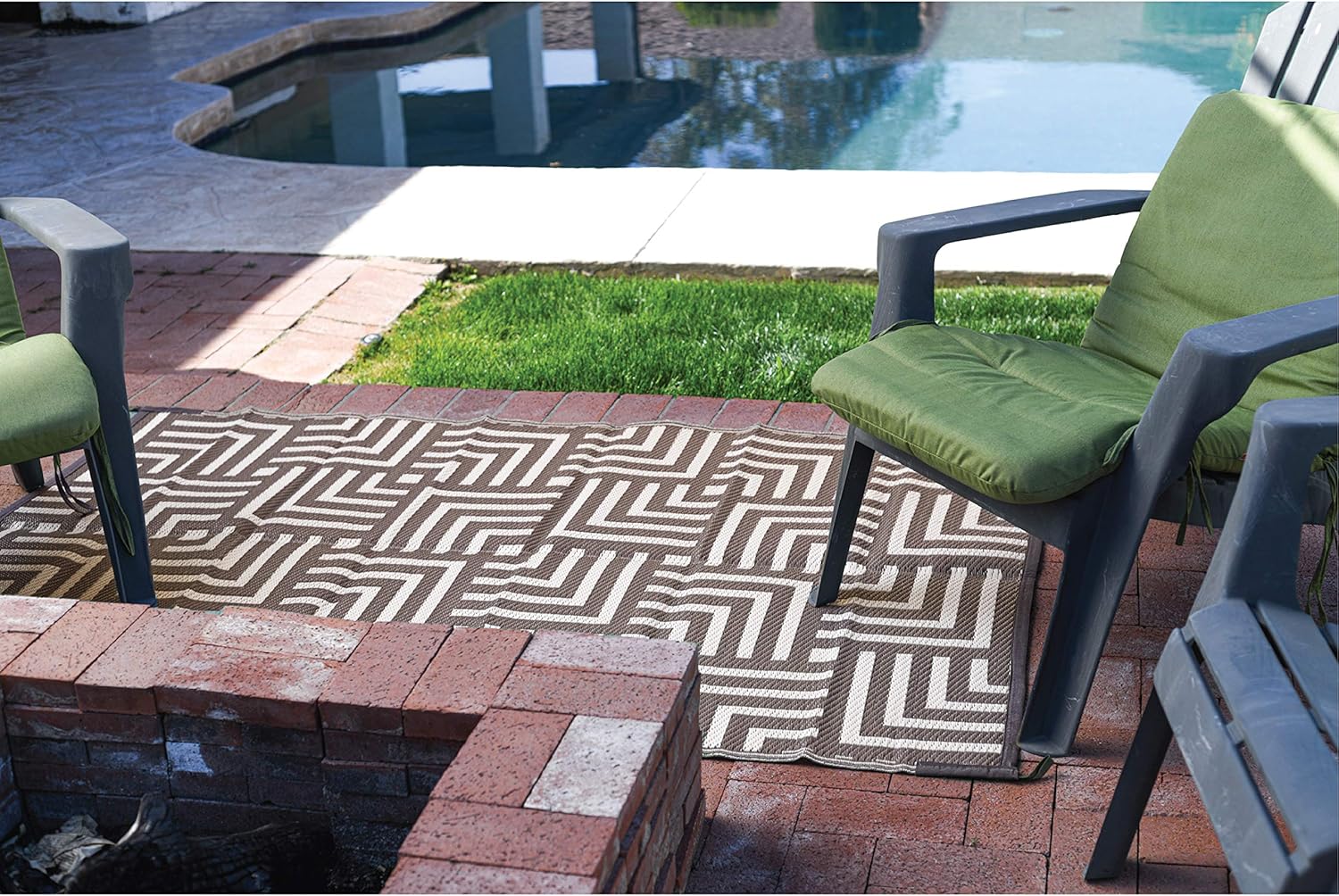 Stylish Camping 274067 4-feet by 6-feet Reversible Mat, Plastic Straw Rug, Large Floor Mat for Outdoors, RV, Patio, Backyard, Picnic, Beach, Camping - Geometric Mat (Brown/Beige)