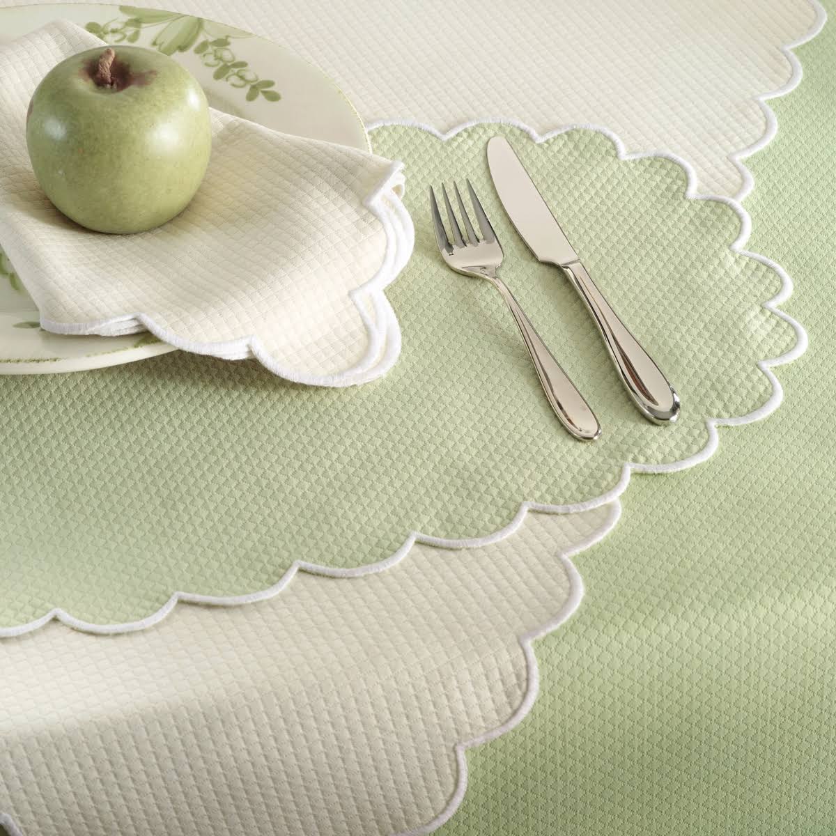 Matouk Savannah Gardens Placemat 13x22 x 19x22 Oval, Set of 4 - Silver/Silver