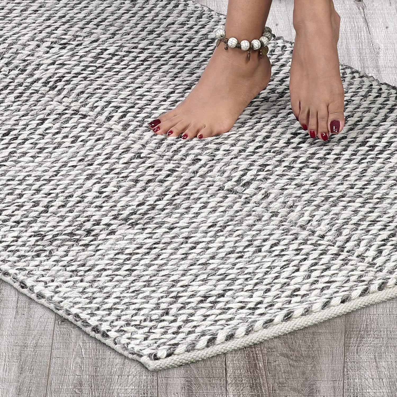 SAVON Hand Woven Wool Area Rug 8x5 Woven Black and White Chevron