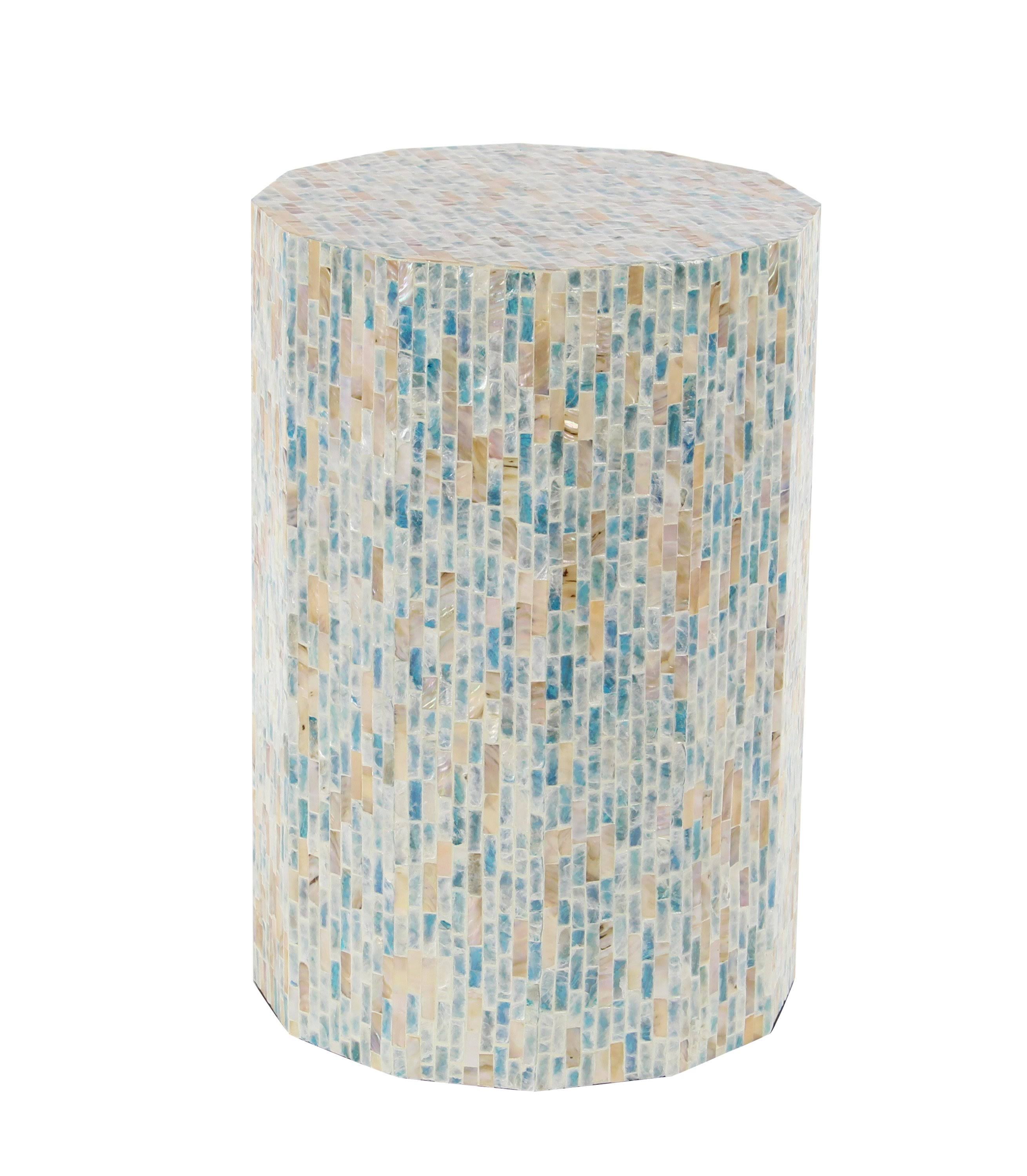 Decmode Natural Wood and Shell Round Faceted Accent Table