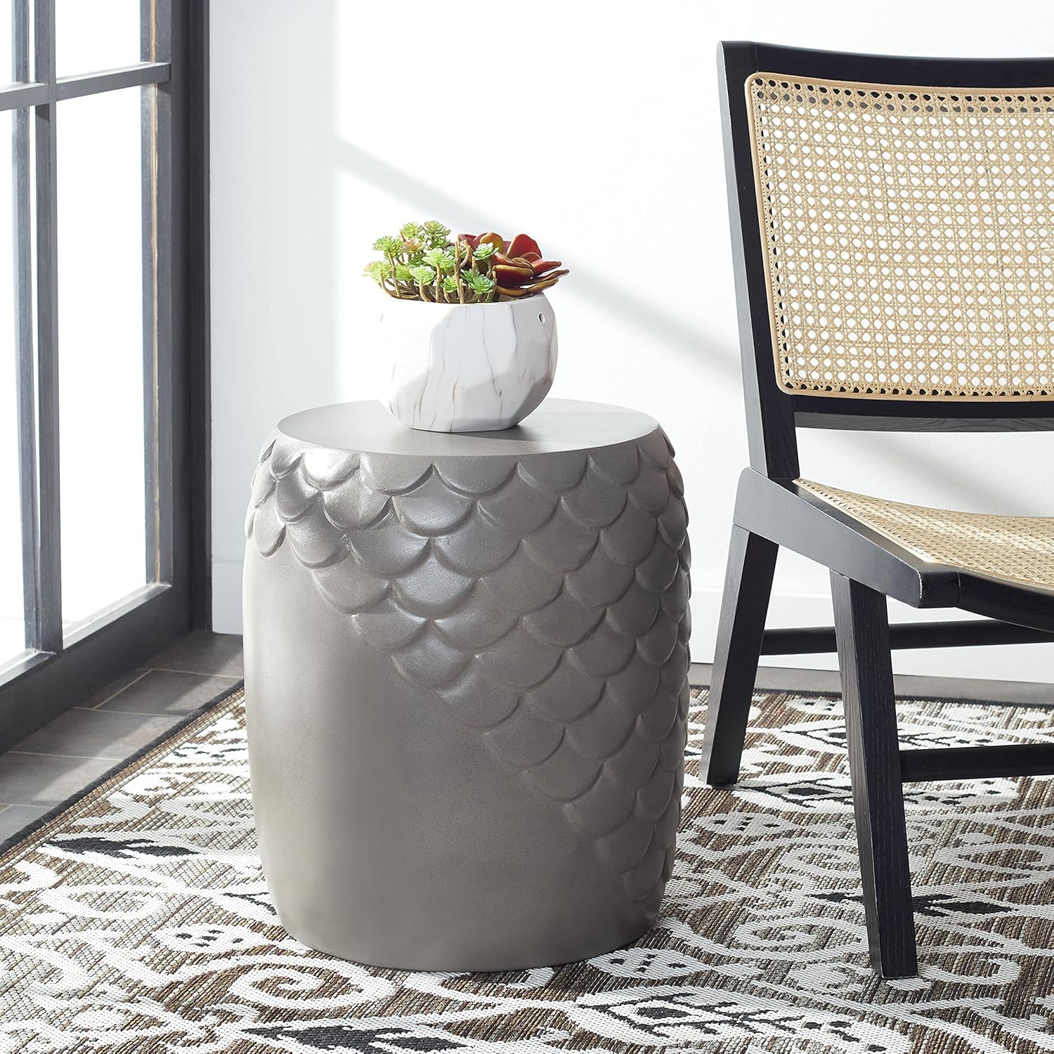 Safavieh Outdoor Collection Julyvia Modern Black Concrete Accent Table (Fully Assembled) VNN1037C