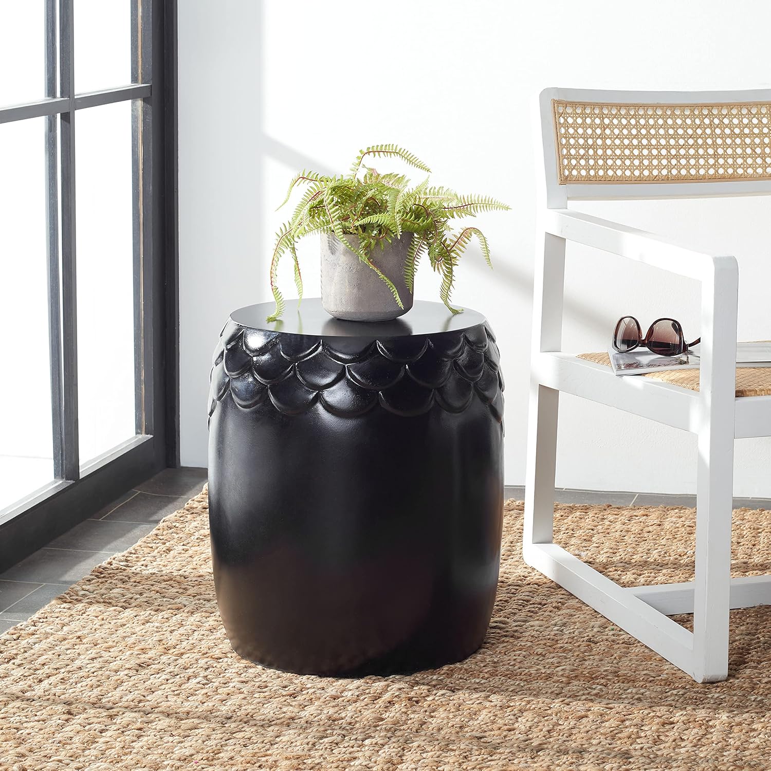 Safavieh Outdoor Collection Julyvia Modern Black Concrete Accent Table (Fully Assembled) VNN1037C