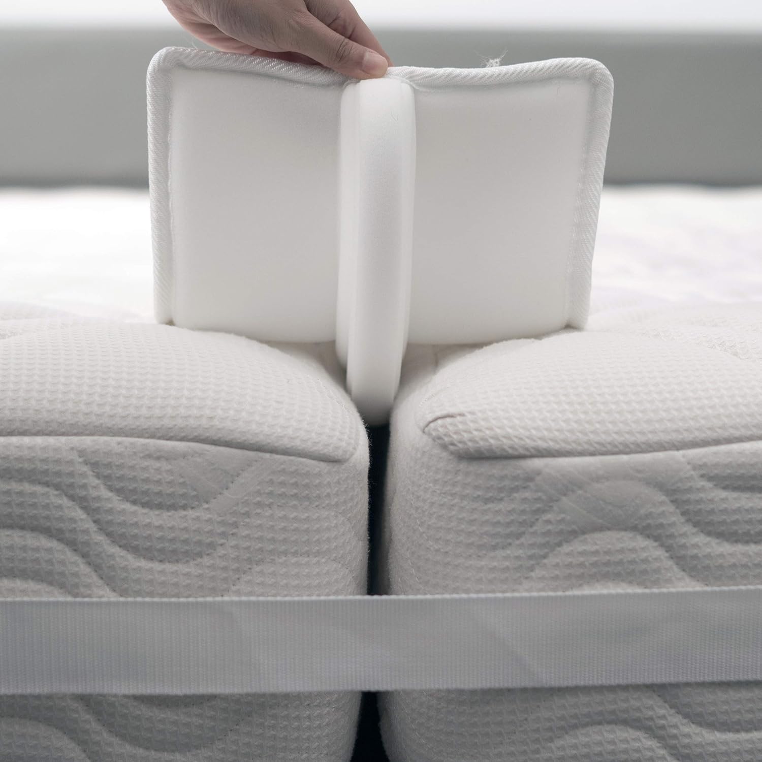 FeelAtHome 10 Inch Wide Bed Bridge Twin to King Converter Kit - Twin Bed Connector King Maker - Bed Gap Filler to Make Twin Beds Into King - Mattress Connector with Strap for Guests Stayovers Pack of 2