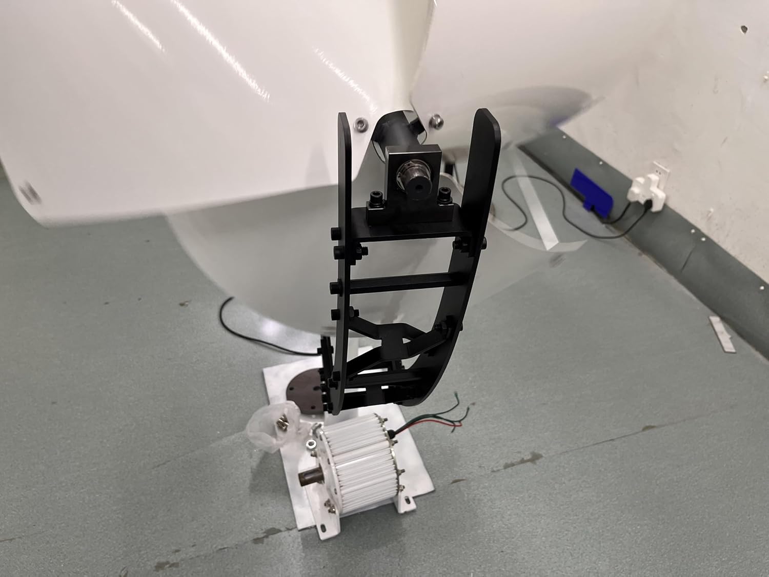 Archimedes 1kW Radio Telescope-Style Vertical Wind Turbine 12V/24V Off-Grid Home Wind Generator with 0.8m Aluminum Blades, Low Start-Up Wind, Three-Phase Permanent Magnet With MPPT (24, Volts)