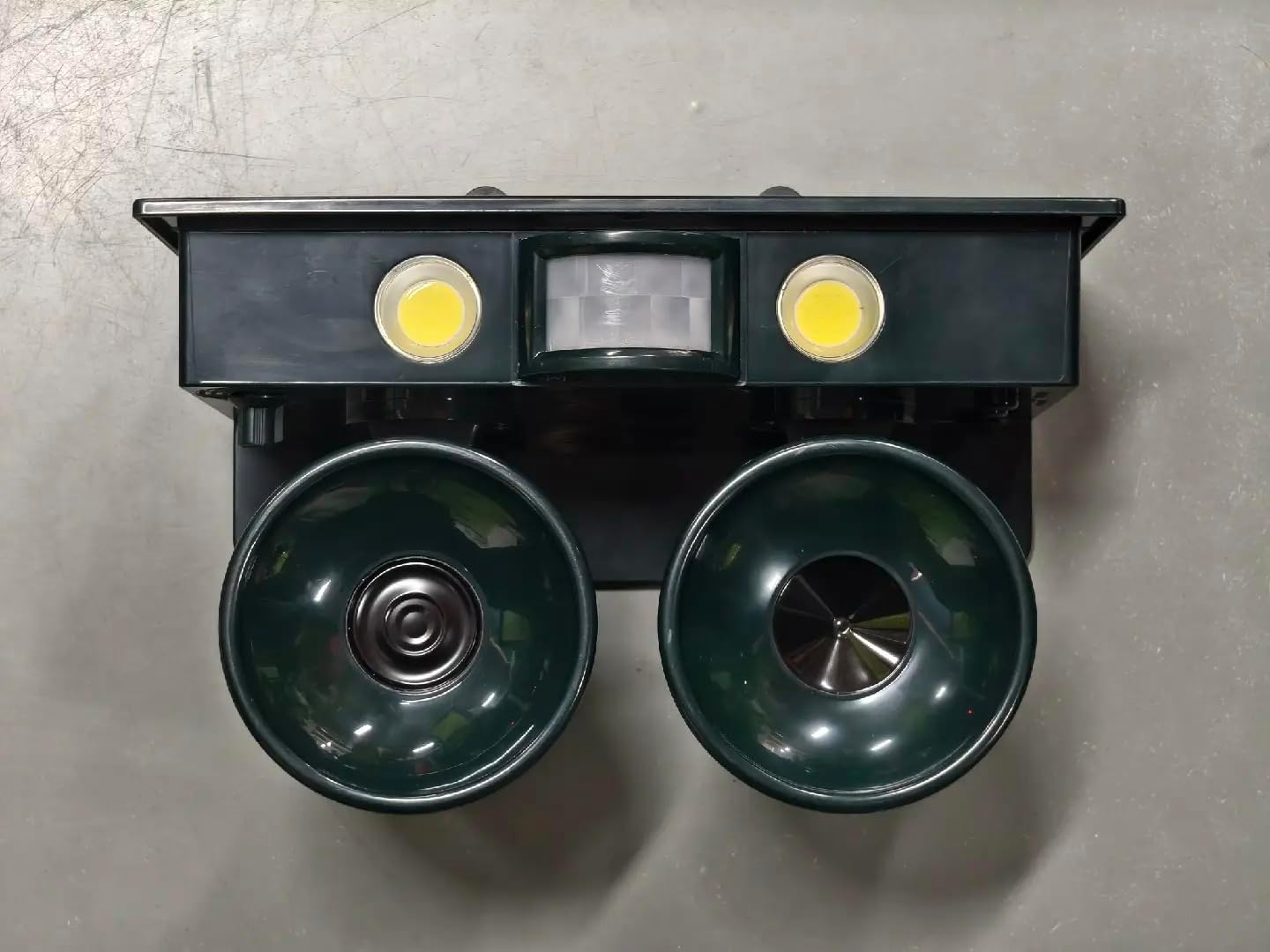 Solar Ultrasonic Bird Repellent Devices Pigeon Repeller Outdoor with Flash Light, Ultrasonic Animal Stopper Device with Motion-Sensor, Bird Repellent to Keep Birds Away from Patio Balconies Farm