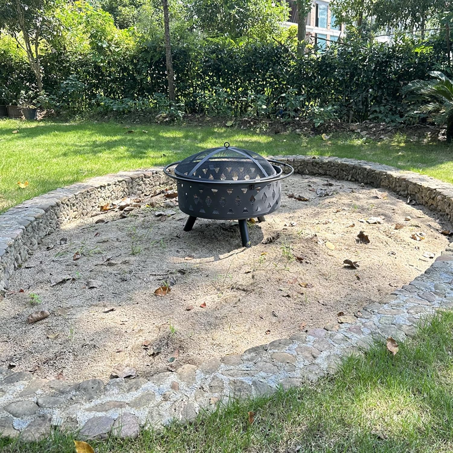 Round fire Pit with net Cover, fire Poker, Diamond mesh, Metal Wood Burning Outdoor fire Pit, Suitable for courtyards, backyards, Gardens, Bonfire Parties, Christmas, Thanksgiving, Halloween