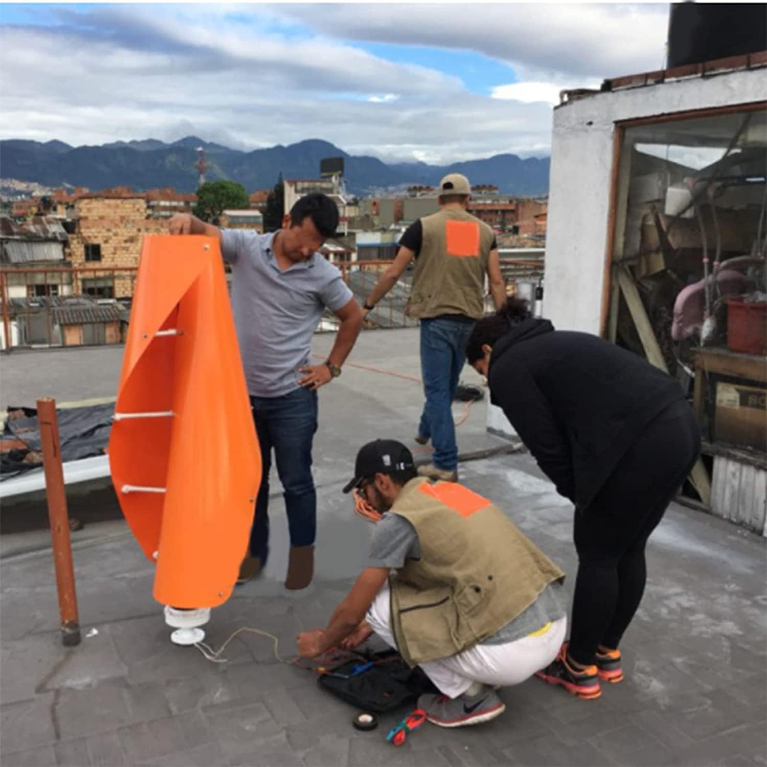 Portable No Noise Vertical Wind Turbine Generator, 5000W 12V 24V 48V 220V Low Wind Speed Start Spiral Wind Turbine with Controller (Orange)